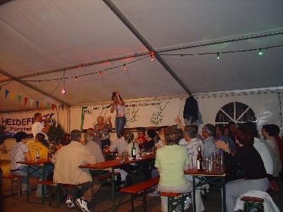 dann tanzen selbst die Stargäste auf den Tischen